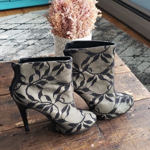 2/$15 Size 7 Fun Pair of Heels